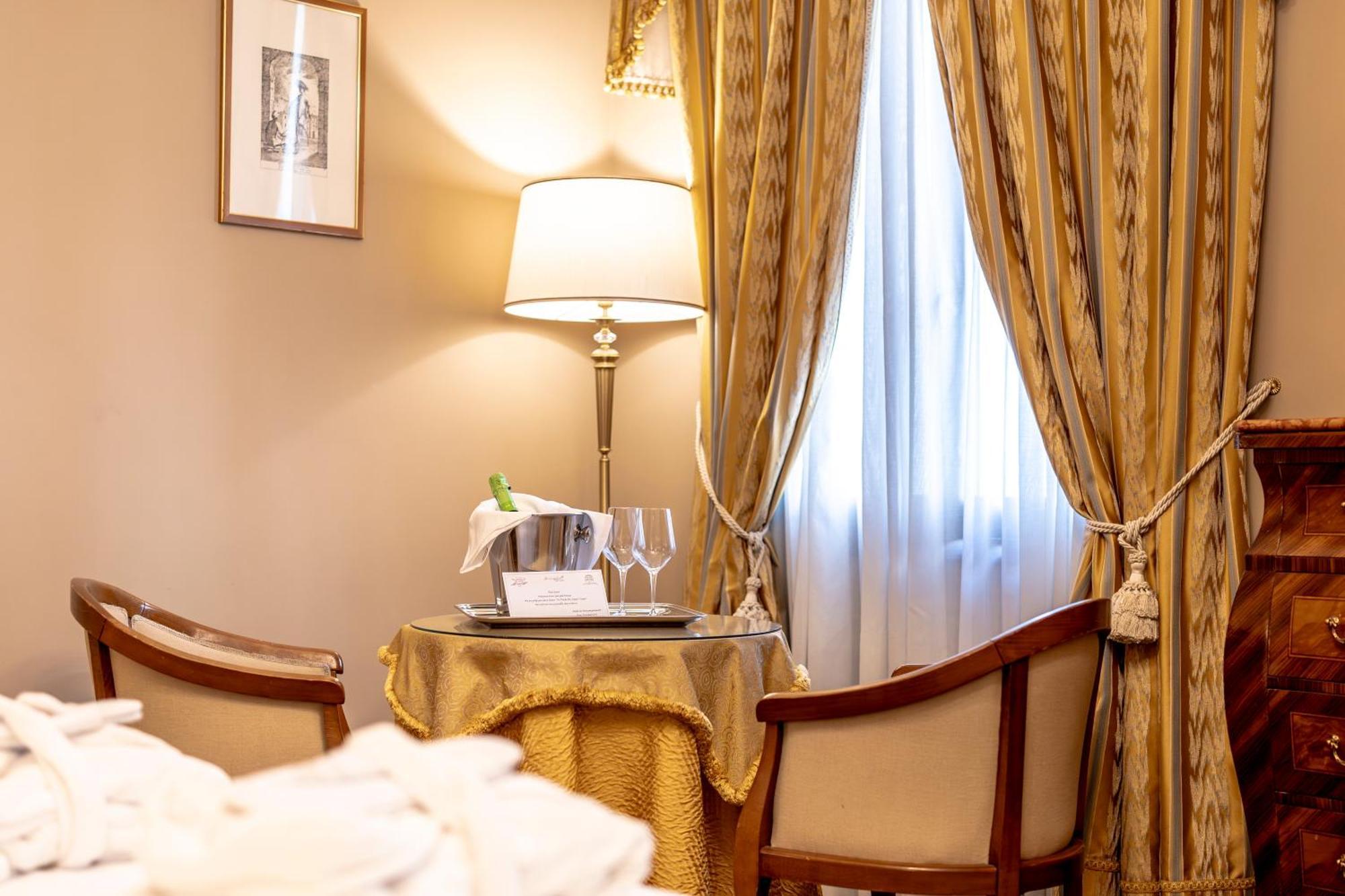 Hotel Al Ponte Dei Sospiri Venesia Bagian luar foto