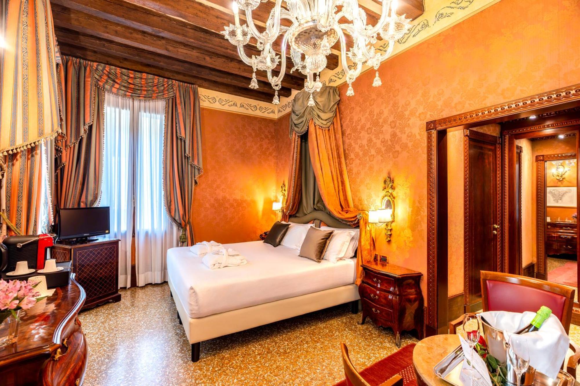 Hotel Al Ponte Dei Sospiri Venesia Bagian luar foto